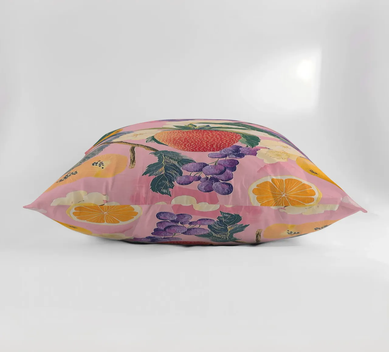 Amore di fragola con i fiori cuscino da Carinaprint