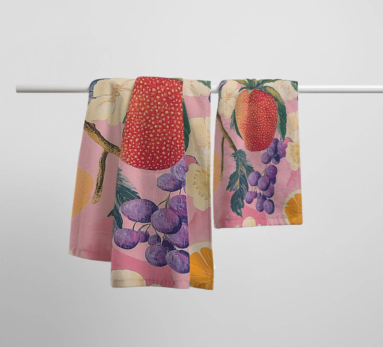 Amore di fragola con i fiori asciugamano da bagno da Carinaprint