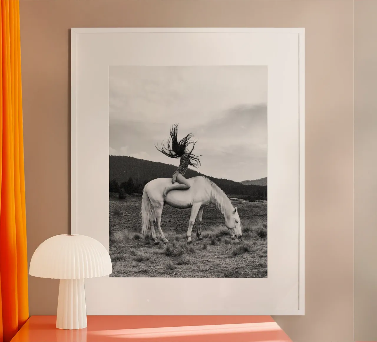Ragazza cavallo selvaggio poster con telaio in legno da Dagmar Pels