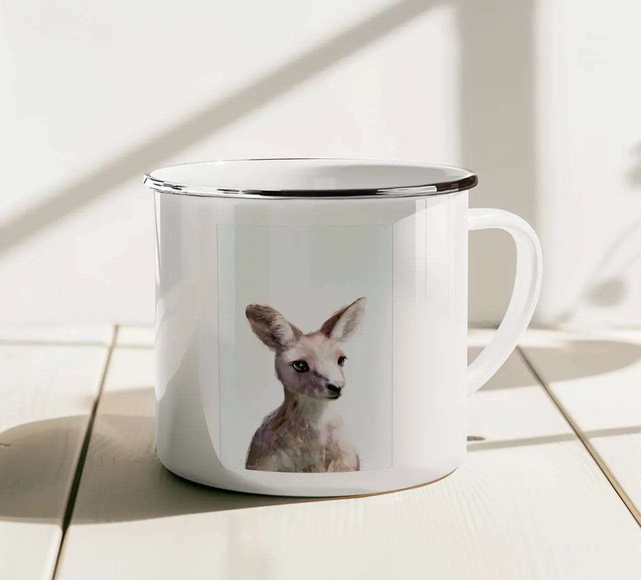 Little Kangaroo tazza in smalto da Amy Hamilton