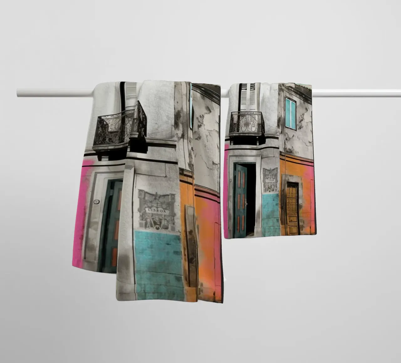 Collage colorato di Lisbona asciugamano da bagno da Carinaprint