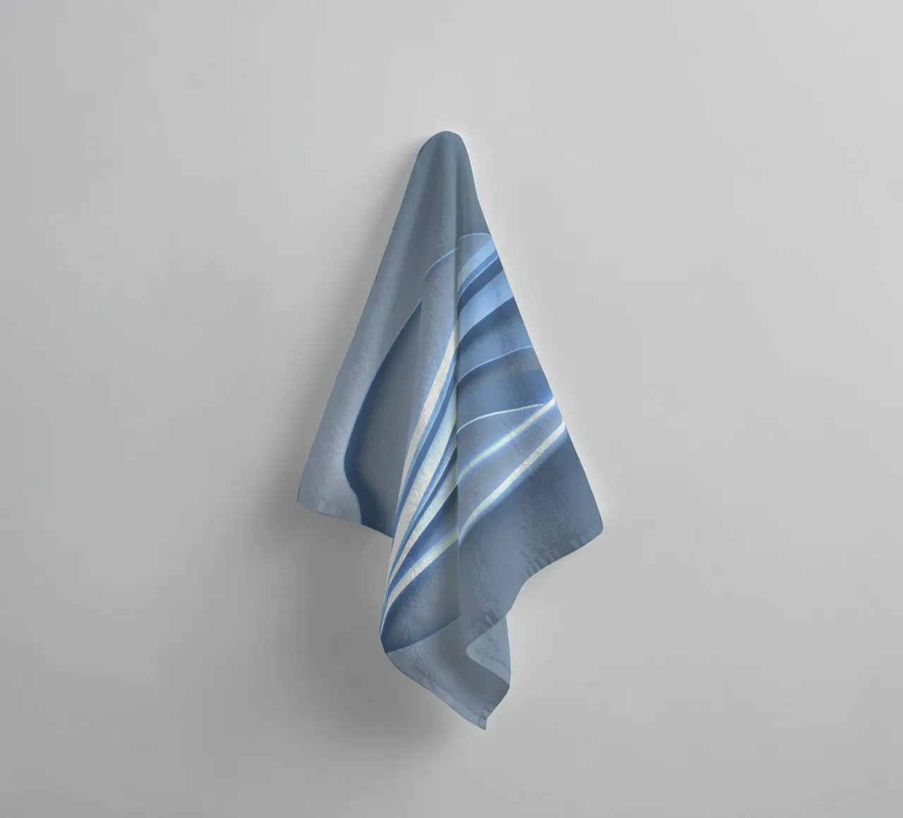 Abstraktes, blaues, kreisförmiges Design mit fließenden Linien Handtuch von DesignDoodle