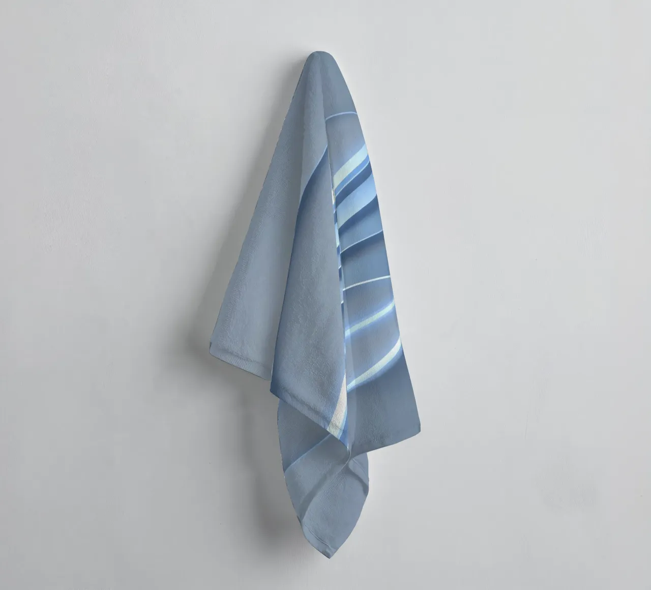 Abstraktes, blaues, kreisförmiges Design mit fließenden Linien Handtuch von DesignDoodle