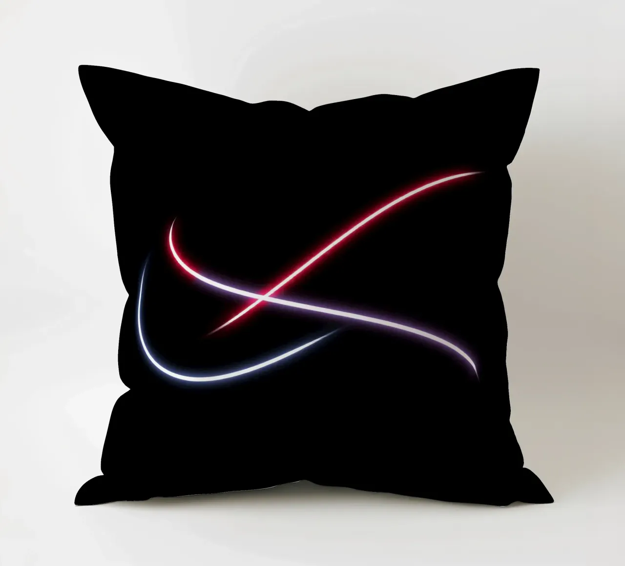Scie luminose astratte in rosso, bianco e blu su nero cuscino da DesignDoodle