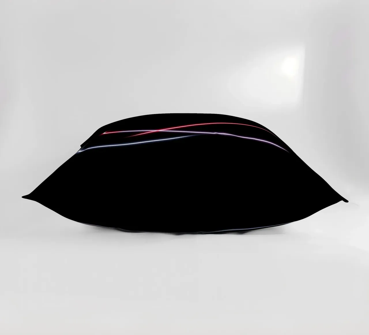 Scie luminose astratte in rosso, bianco e blu su nero cuscino da DesignDoodle