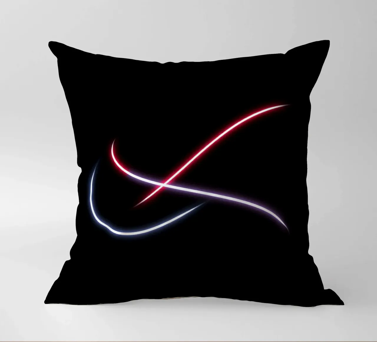 Scie luminose astratte in rosso, bianco e blu su nero cuscino da DesignDoodle