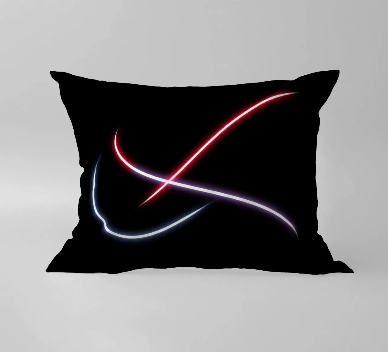 Scie luminose astratte in rosso, bianco e blu su nero cuscino da DesignDoodle