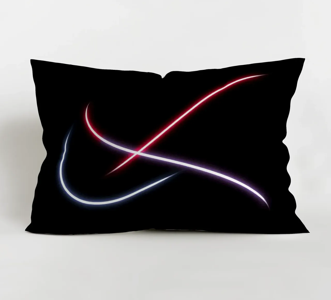 Scie luminose astratte in rosso, bianco e blu su nero cuscino da DesignDoodle