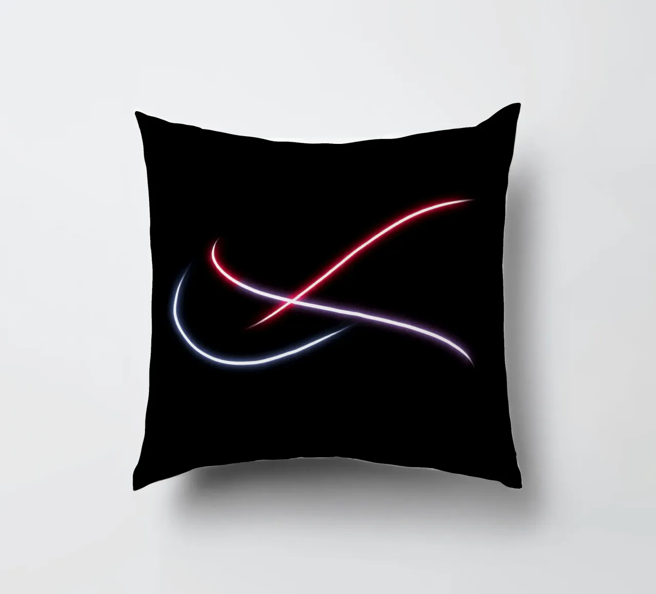 Scie luminose astratte in rosso, bianco e blu su nero cuscino da DesignDoodle