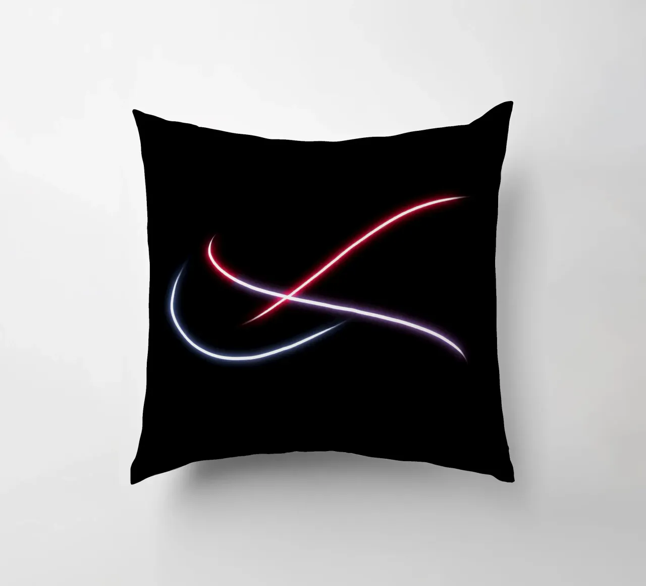 Scie luminose astratte in rosso, bianco e blu su nero cuscino da DesignDoodle