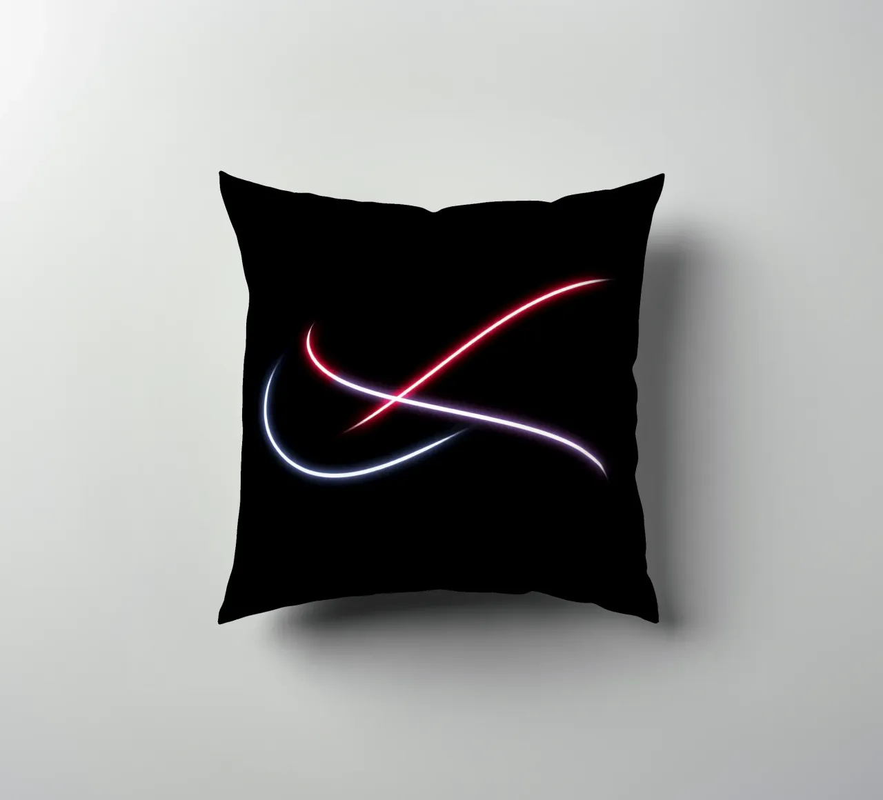 Scie luminose astratte in rosso, bianco e blu su nero cuscino da DesignDoodle