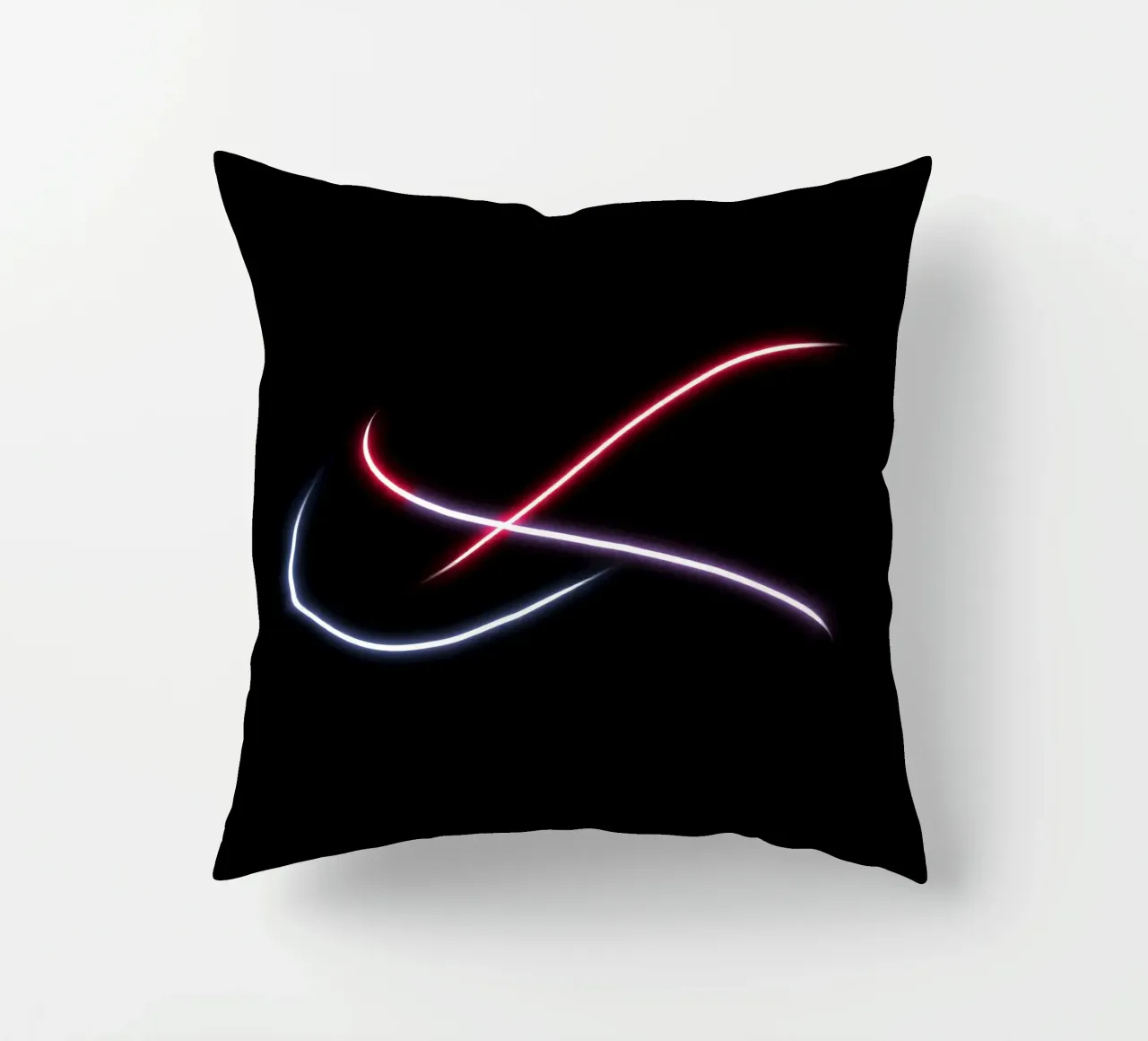 Scie luminose astratte in rosso, bianco e blu su nero cuscino da DesignDoodle