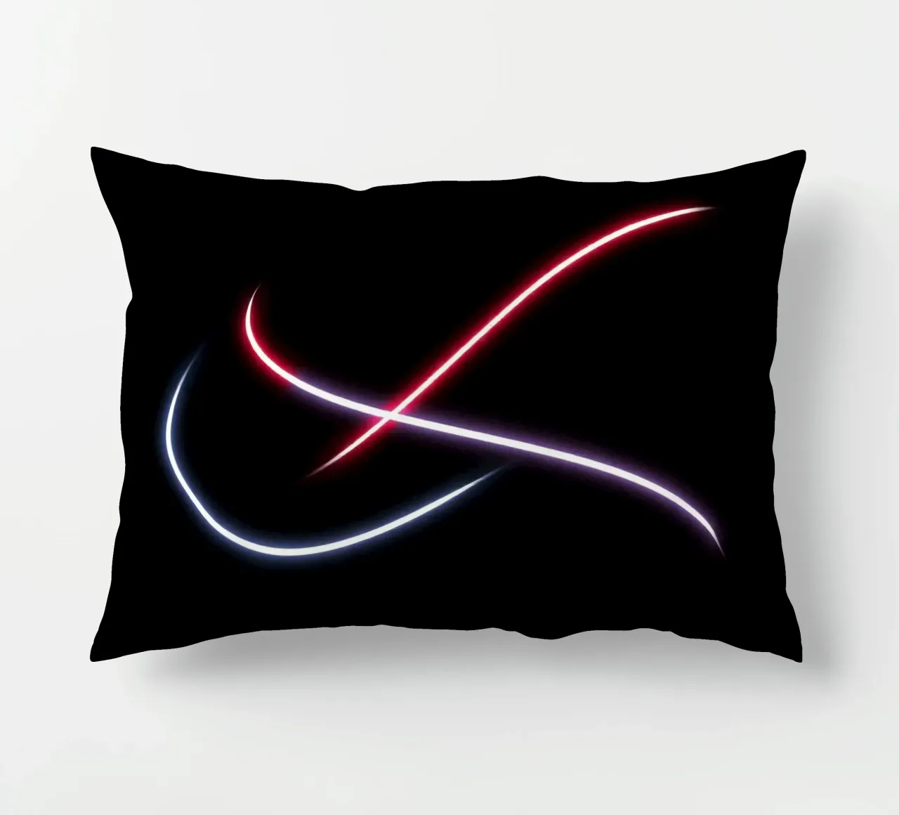 Scie luminose astratte in rosso, bianco e blu su nero cuscino da DesignDoodle