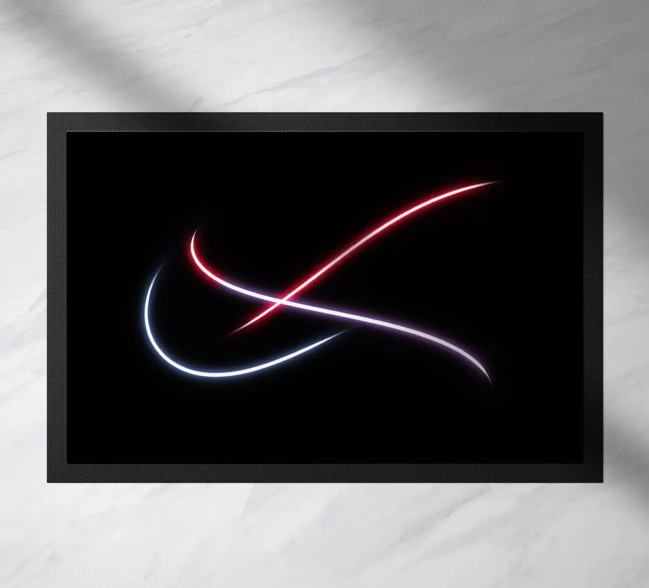 Scie luminose astratte in rosso, bianco e blu su nero zerbino da DesignDoodle
