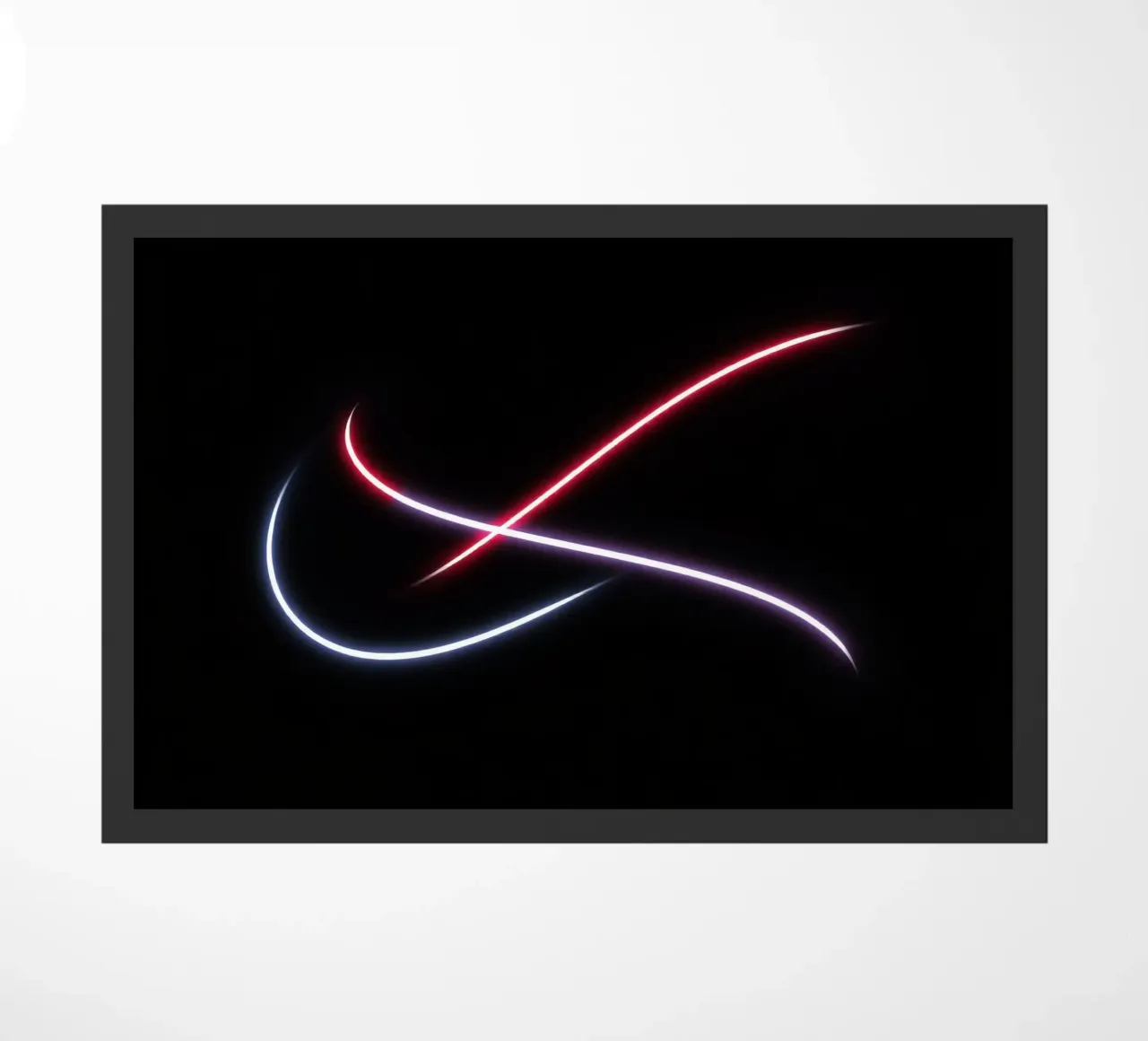 Scie luminose astratte in rosso, bianco e blu su nero zerbino da DesignDoodle