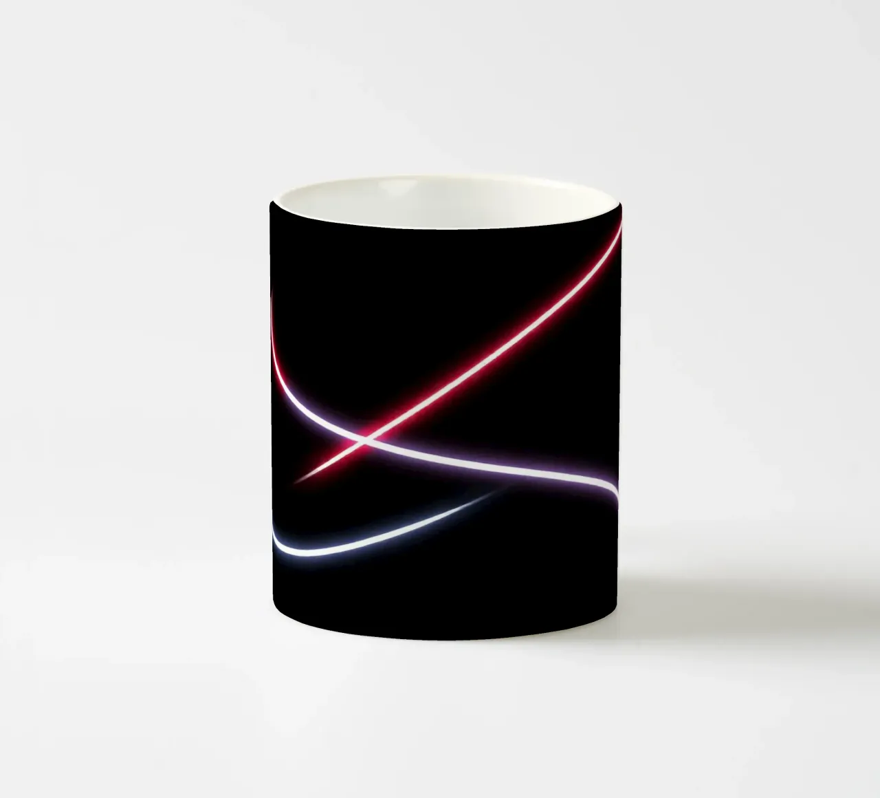 Scie luminose astratte in rosso, bianco e blu su nero tazza in ceramica da DesignDoodle