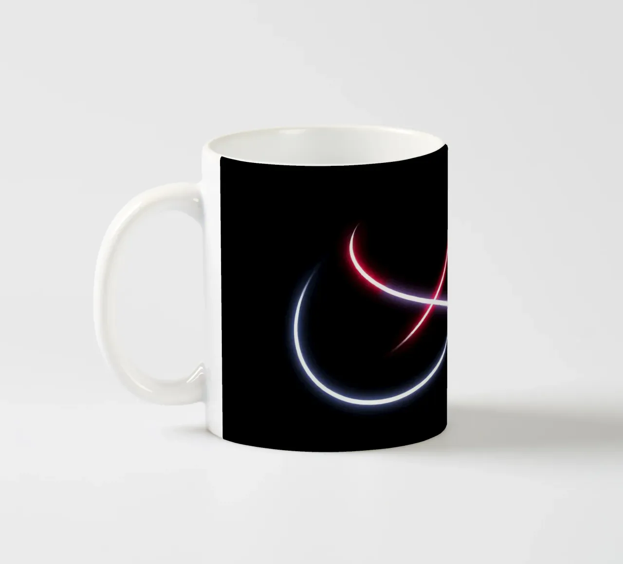 Scie luminose astratte in rosso, bianco e blu su nero tazza in ceramica da DesignDoodle
