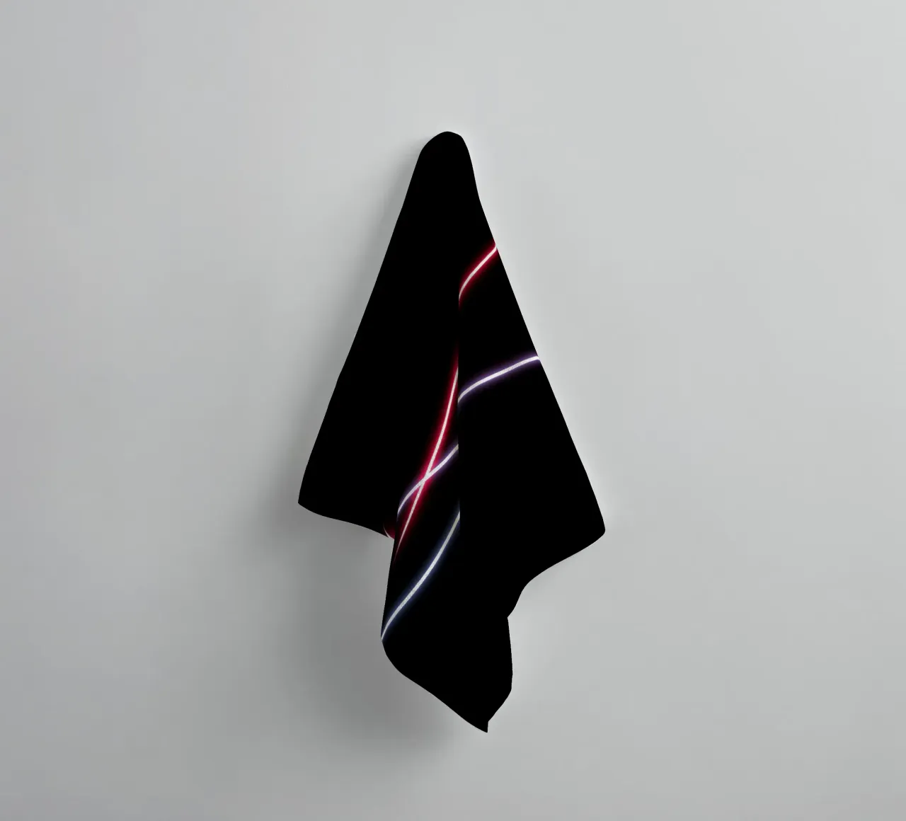 Scie luminose astratte in rosso, bianco e blu su nero asciugamano da bagno da DesignDoodle