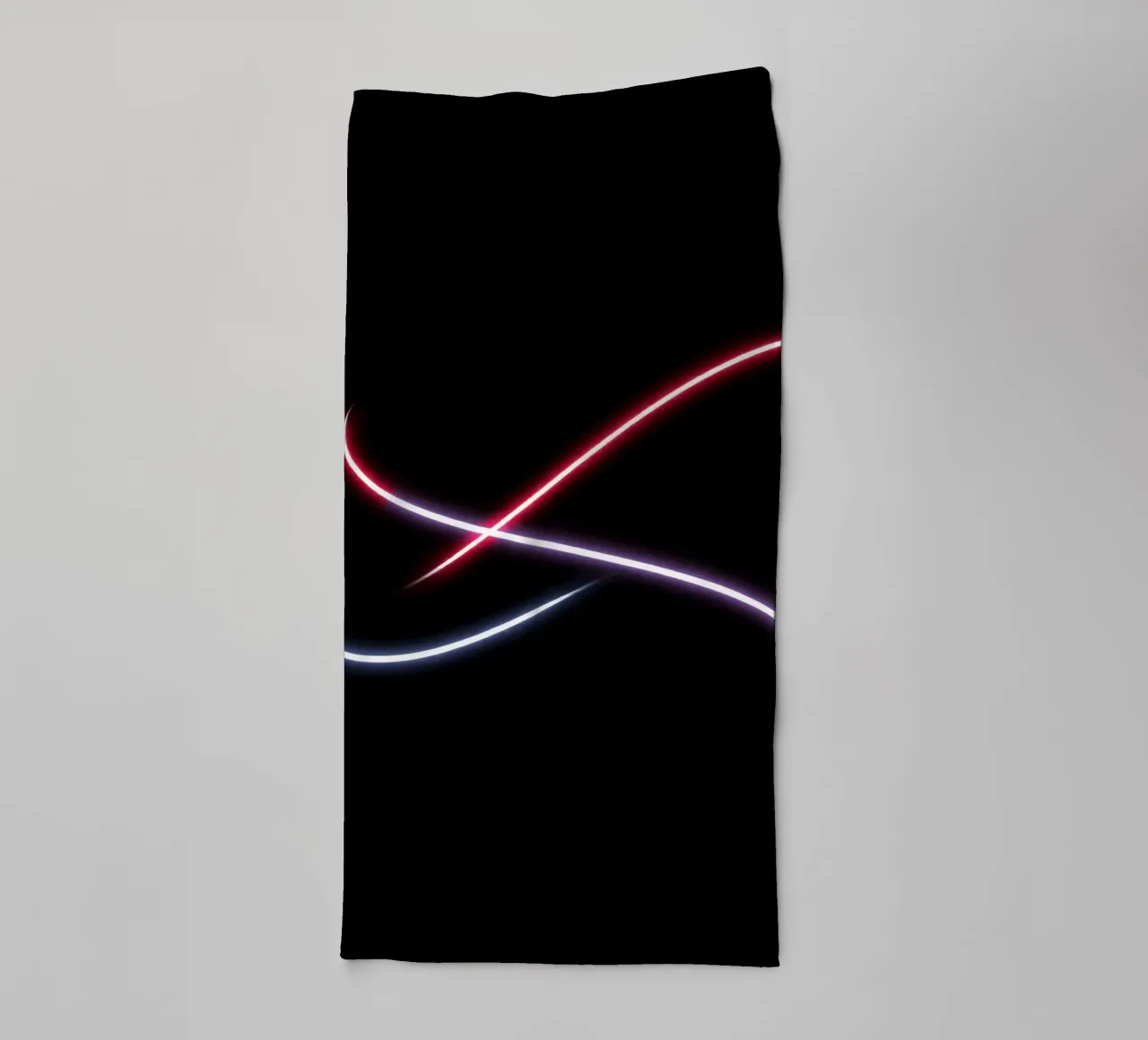Scie luminose astratte in rosso, bianco e blu su nero asciugamano da bagno da DesignDoodle