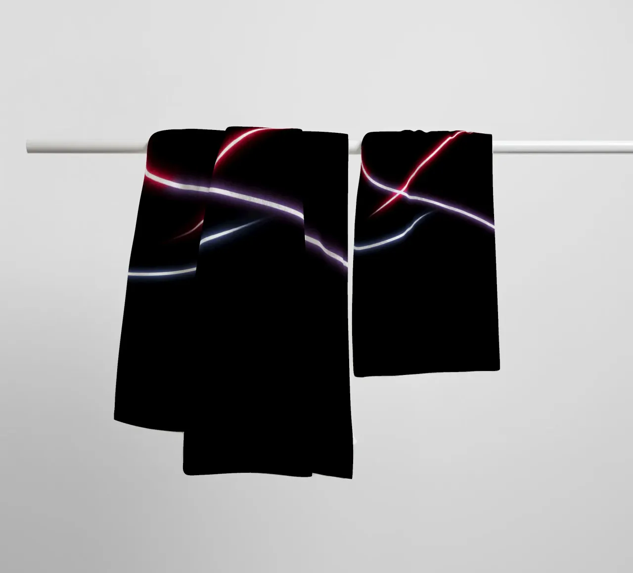 Scie luminose astratte in rosso, bianco e blu su nero asciugamano da bagno da DesignDoodle
