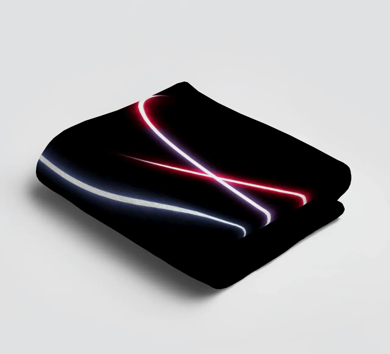 Scie luminose astratte in rosso, bianco e blu su nero asciugamano da bagno da DesignDoodle