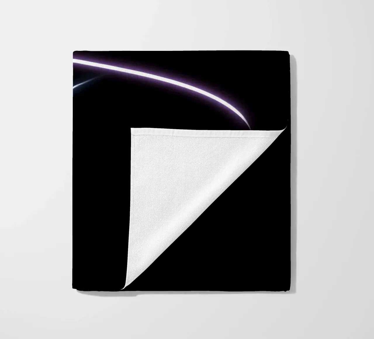 Scie luminose astratte in rosso, bianco e blu su nero telo mare da DesignDoodle