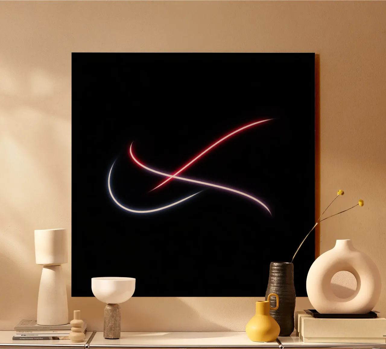 Scie luminose astratte in rosso, bianco e blu su nero alluminio dibond da DesignDoodle