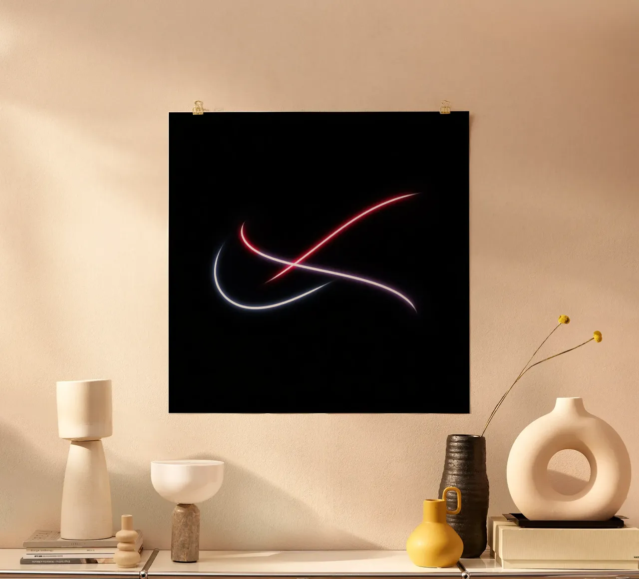 Scie luminose astratte in rosso, bianco e blu su nero carta hahnemühle da DesignDoodle