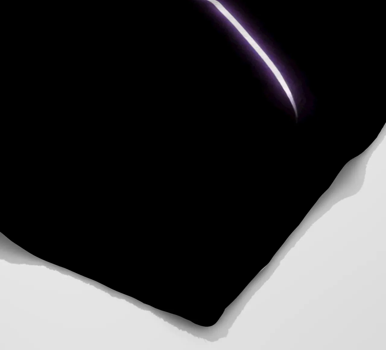 Scie luminose astratte in rosso, bianco e blu su nero coperta in pile da DesignDoodle