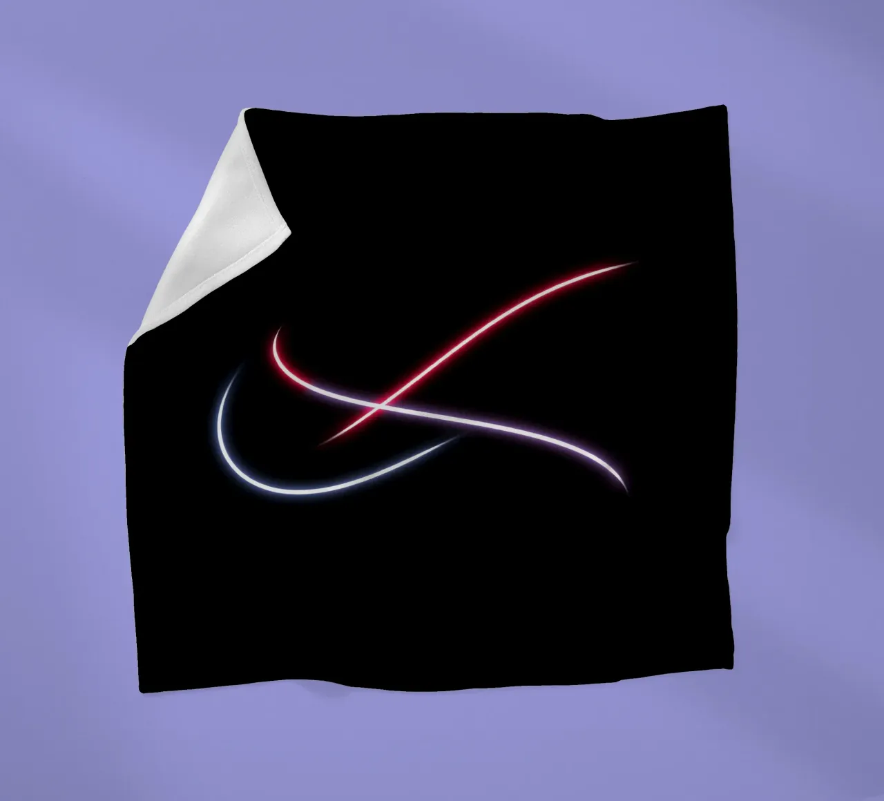 Scie luminose astratte in rosso, bianco e blu su nero coperta in pile da DesignDoodle
