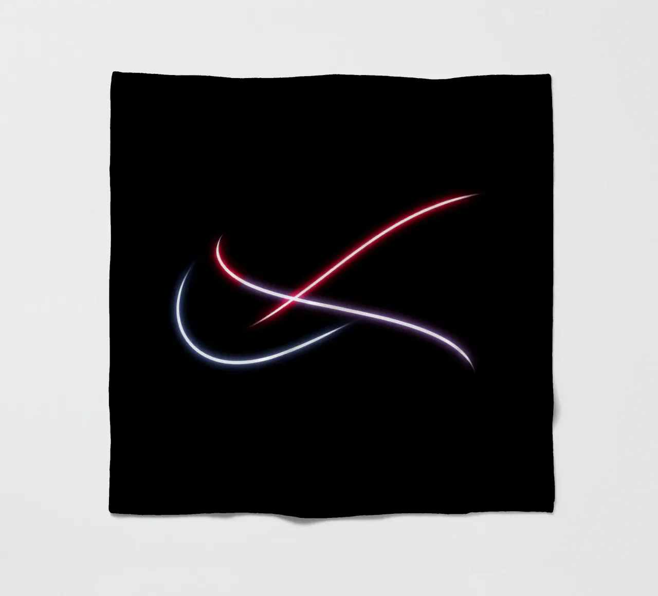 Scie luminose astratte in rosso, bianco e blu su nero coperta in pile da DesignDoodle