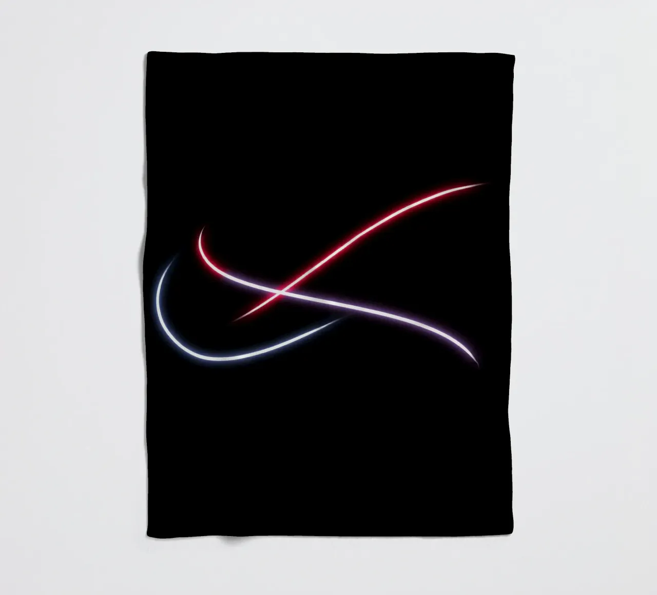 Scie luminose astratte in rosso, bianco e blu su nero coperta in pile da DesignDoodle