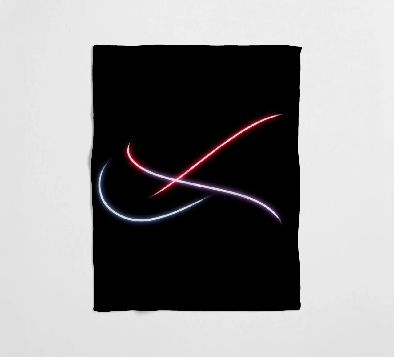 Scie luminose astratte in rosso, bianco e blu su nero coperta in pile da DesignDoodle