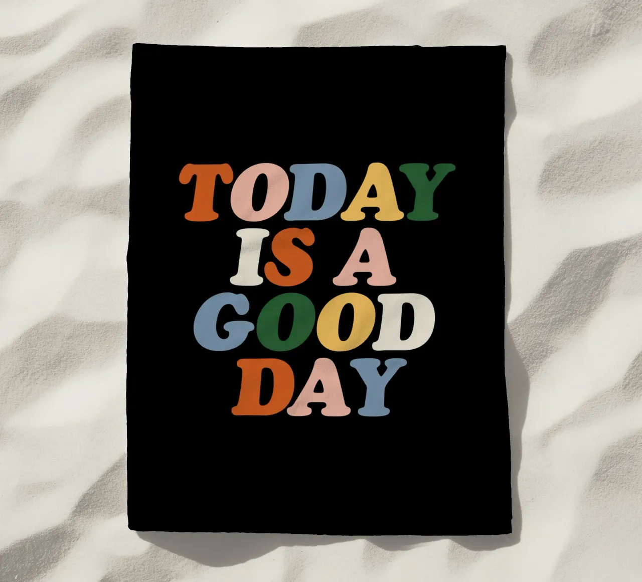 Oggi è un buon giorno Design tipografico colorato telo mare da THE MOTIVATED TYPE