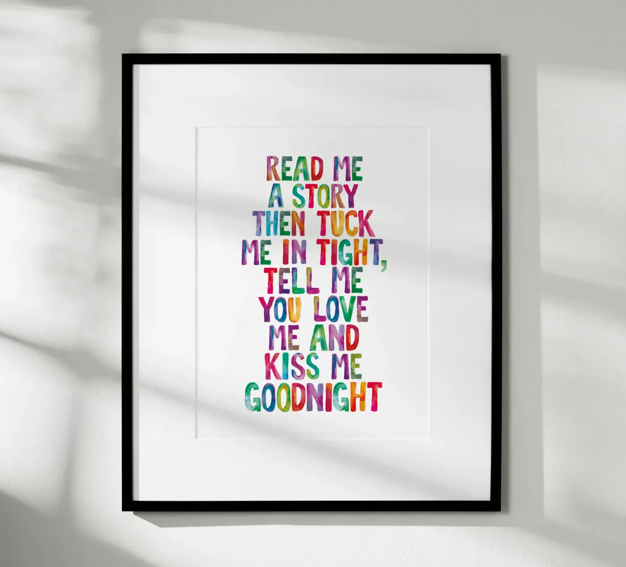 Lees me een verhaaltje en stop me dan stevig in en zeg dat je van me houdt poster met aluminium frame van THE MOTIVATED TYPE