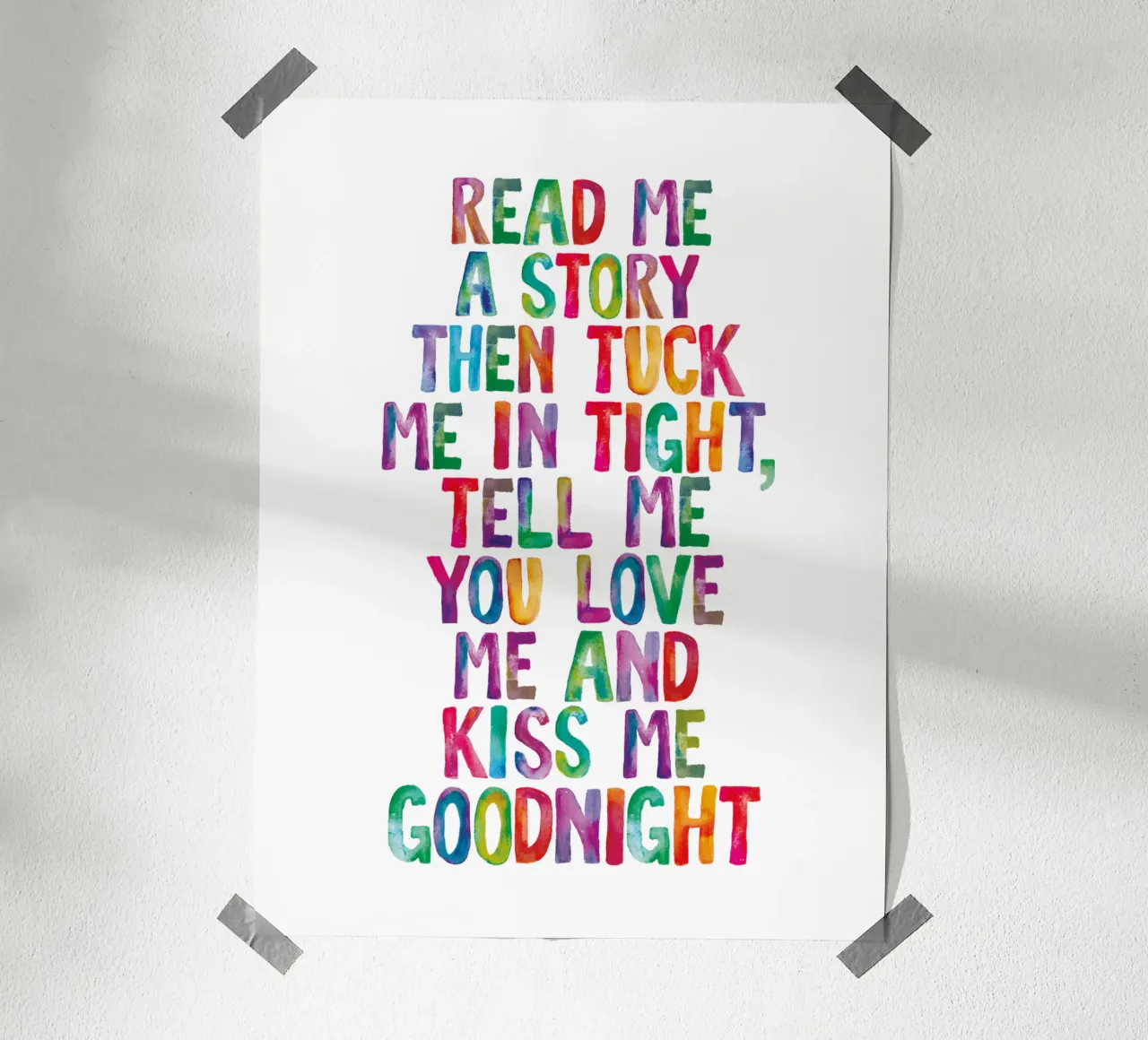 Lees me een verhaaltje en stop me dan stevig in en zeg dat je van me houdt poster met aluminium frame van THE MOTIVATED TYPE