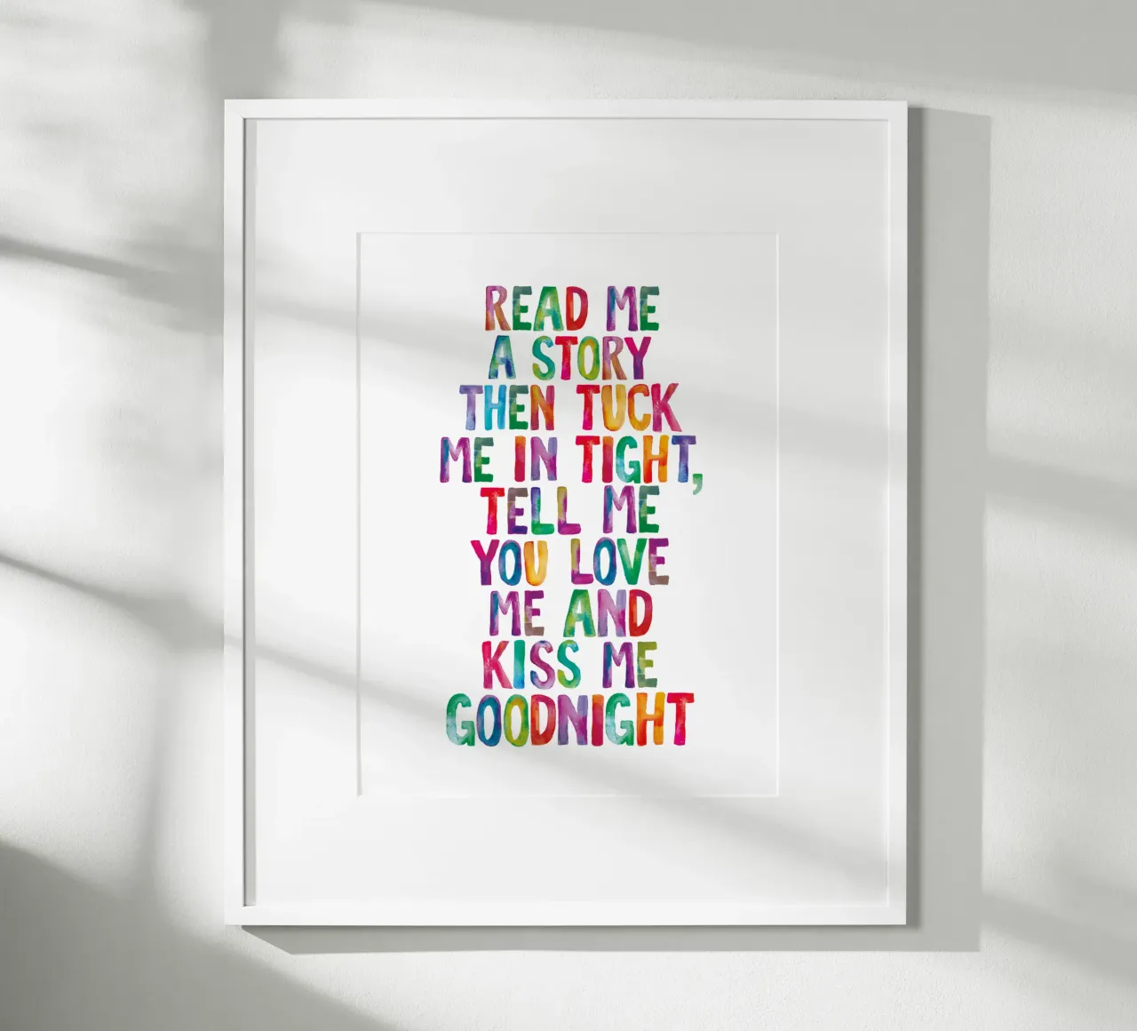 Lees me een verhaaltje en stop me dan stevig in en zeg dat je van me houdt poster met aluminium frame van THE MOTIVATED TYPE