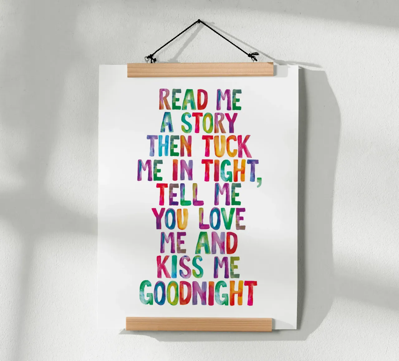 Lees me een verhaaltje en stop me dan stevig in en zeg dat je van me houdt poster met aluminium frame van THE MOTIVATED TYPE