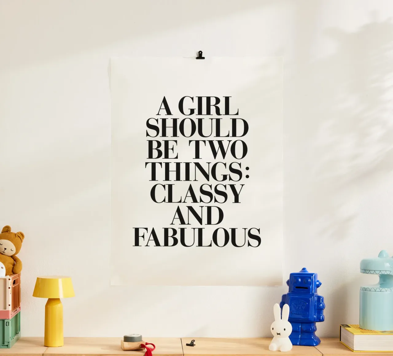 A Girl Two Things Classy Fabulous Stylish Typography Quote (Une fille et deux choses) poster avec cadre en aluminium de THE MOTIVATED TYPE