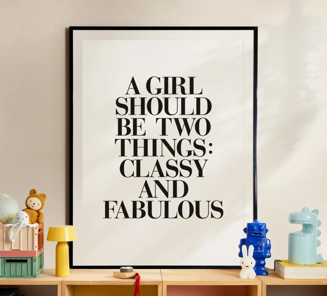 A Girl Two Things Classy Fabulous Stylish Typography Quote (Une fille et deux choses) poster avec cadre en aluminium de THE MOTIVATED TYPE