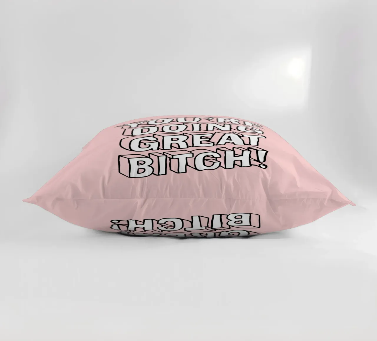 You're Doing Great Bitch - Design tipografico sassoso in rosa cuscino da THE MOTIVATED TYPE