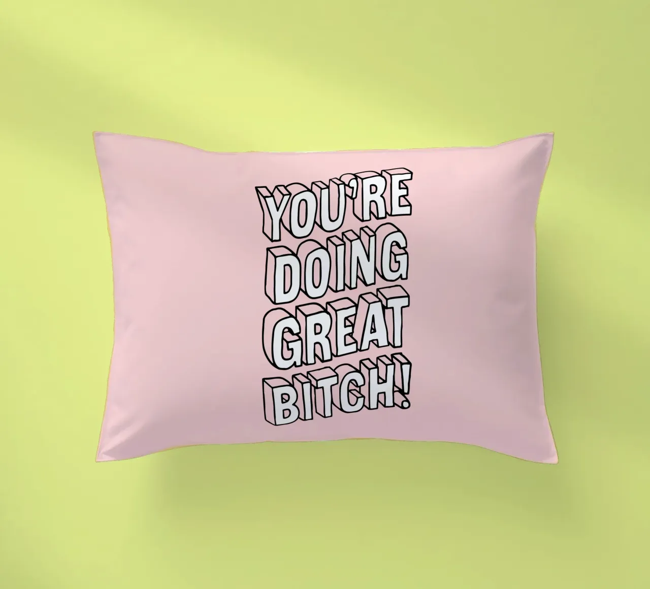 You're Doing Great Bitch - Design tipografico sassoso in rosa cuscino da THE MOTIVATED TYPE