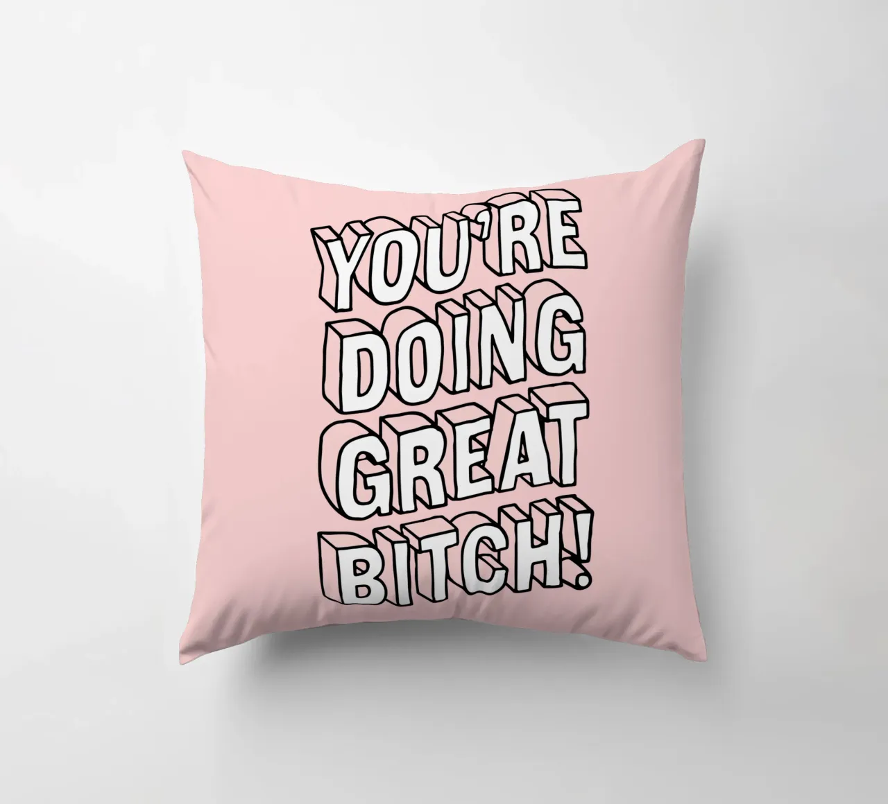 You're Doing Great Bitch - Design tipografico sassoso in rosa cuscino da THE MOTIVATED TYPE