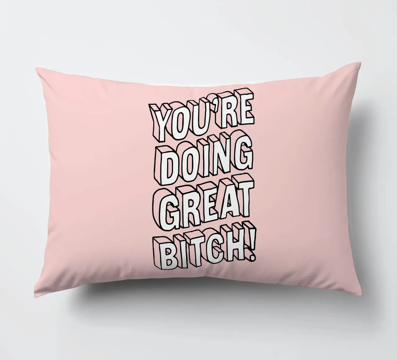 You're Doing Great Bitch - Design tipografico sassoso in rosa cuscino da THE MOTIVATED TYPE