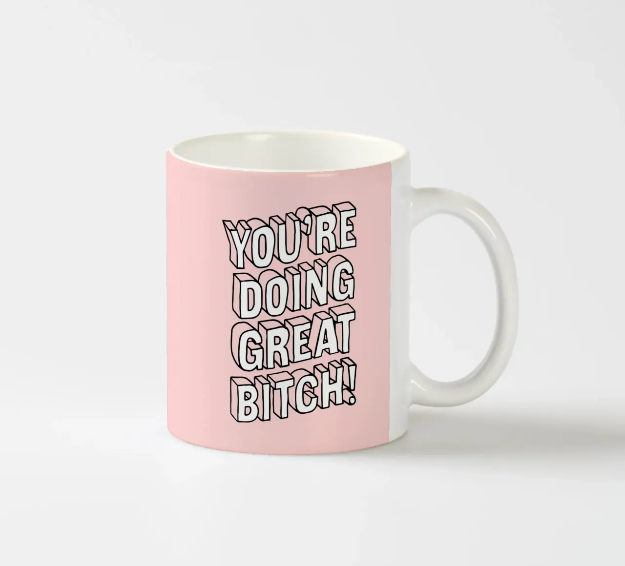 You're Doing Great Bitch - Design tipografico sassoso in rosa tazza in ceramica da THE MOTIVATED TYPE