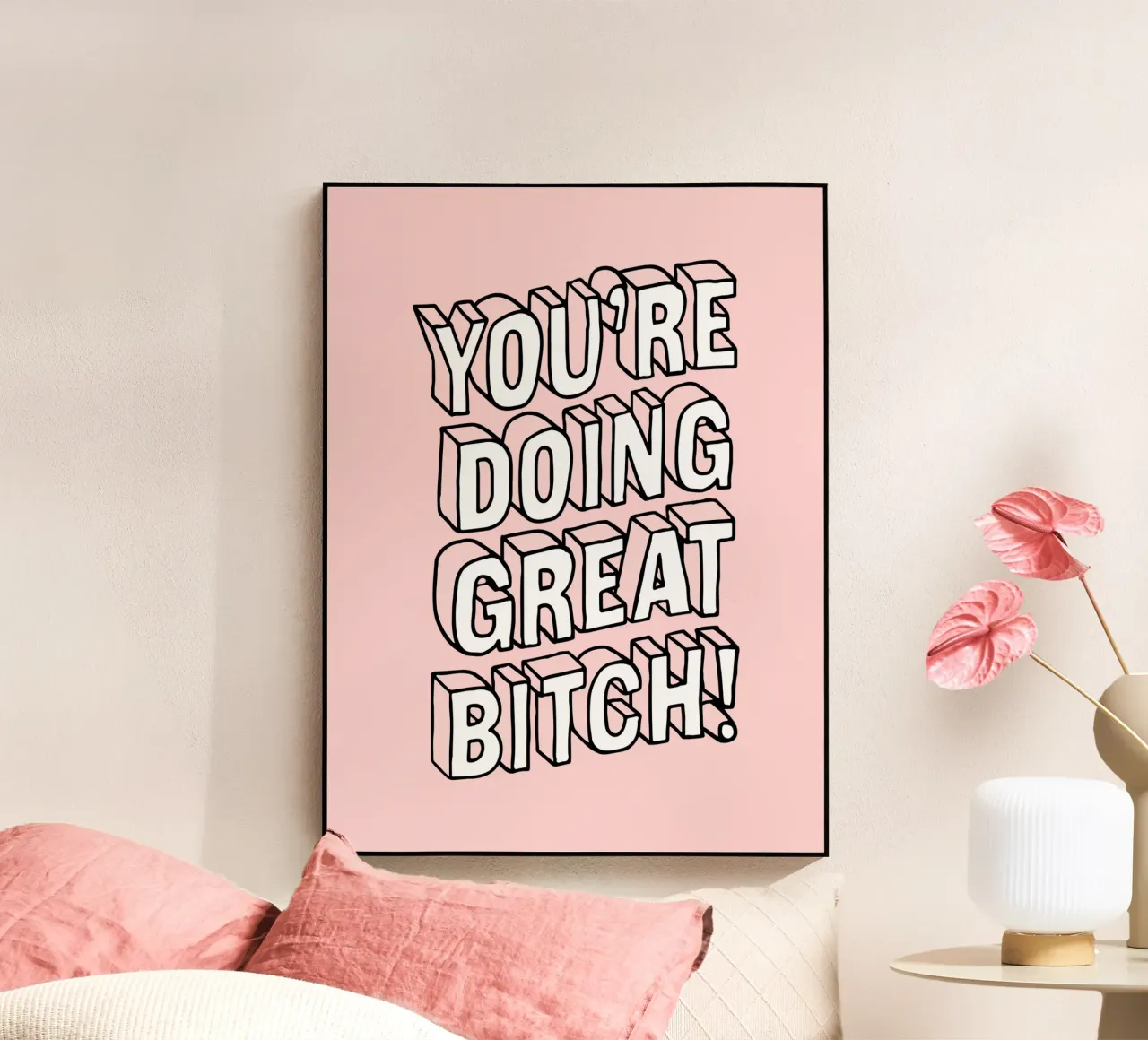 You're Doing Great Bitch - Design tipografico sassoso in rosa plexiglass da THE MOTIVATED TYPE