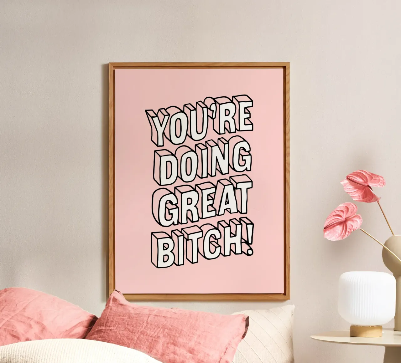 You're Doing Great Bitch - Design tipografico sassoso in rosa alluminio dibond da THE MOTIVATED TYPE