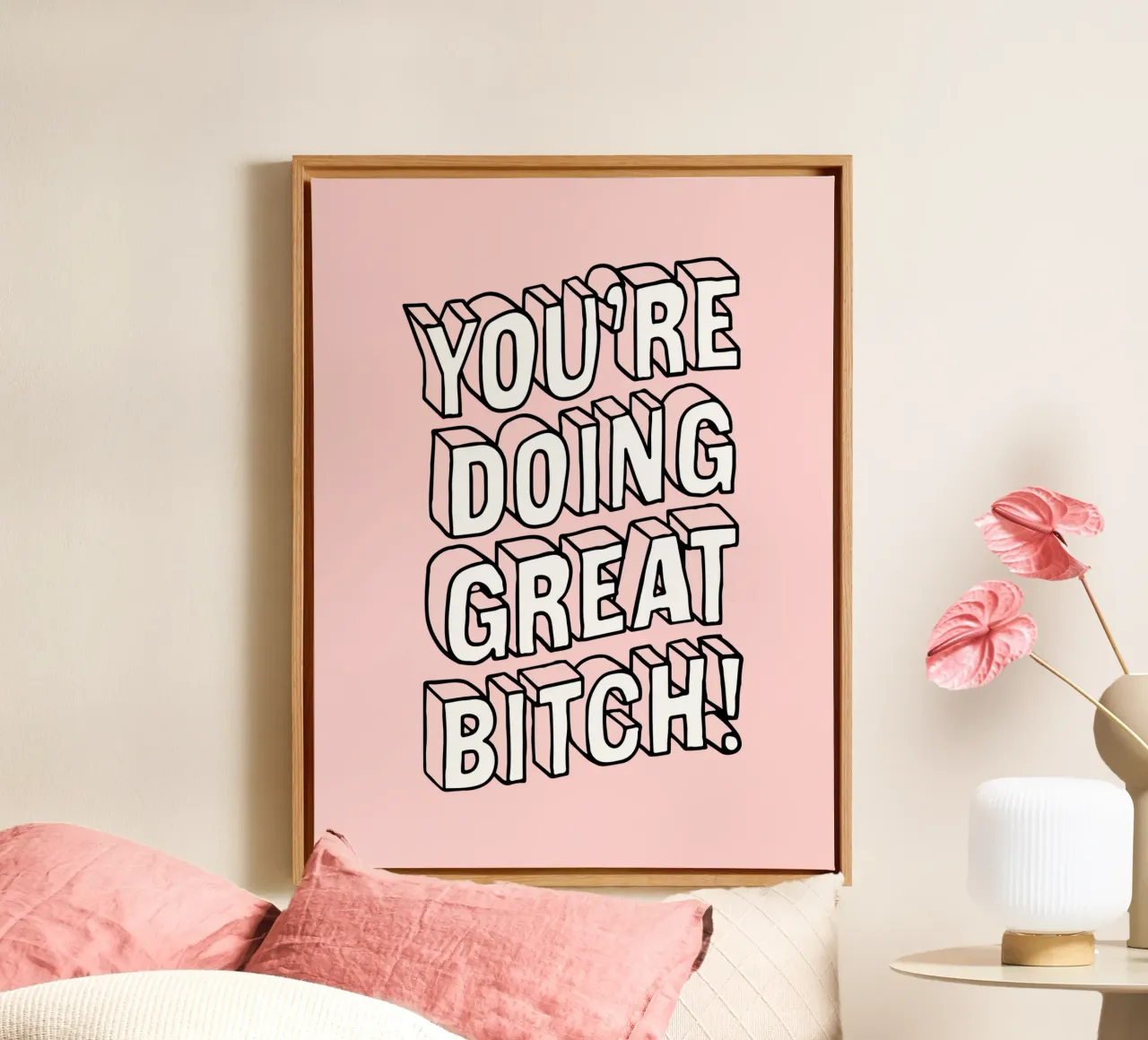 You're Doing Great Bitch - Design tipografico sassoso in rosa tela con Cornice a cassetta da THE MOTIVATED TYPE