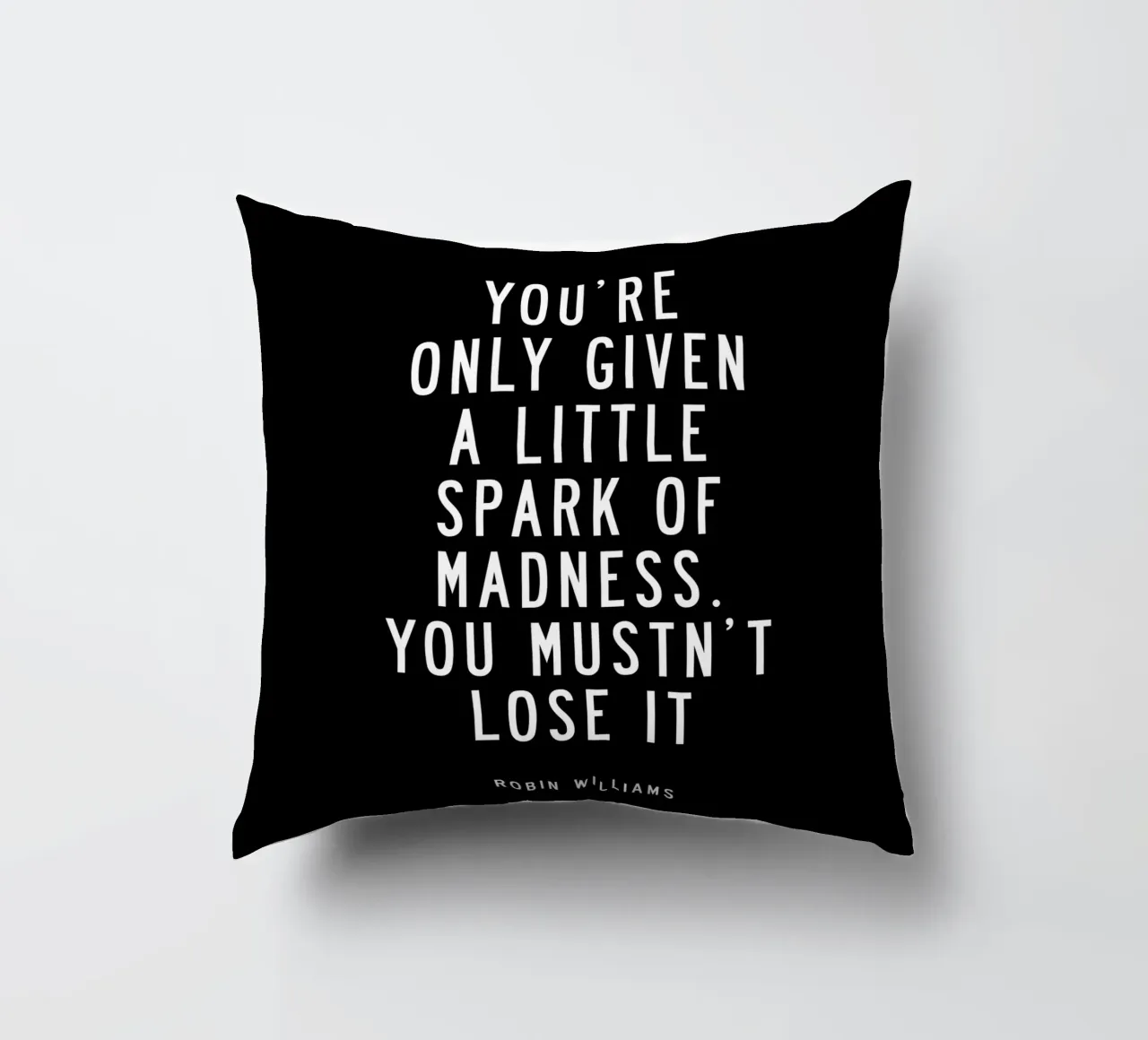 Il ne vous est donné qu'une petite étincelle de folie Typographie coussin de THE MOTIVATED TYPE