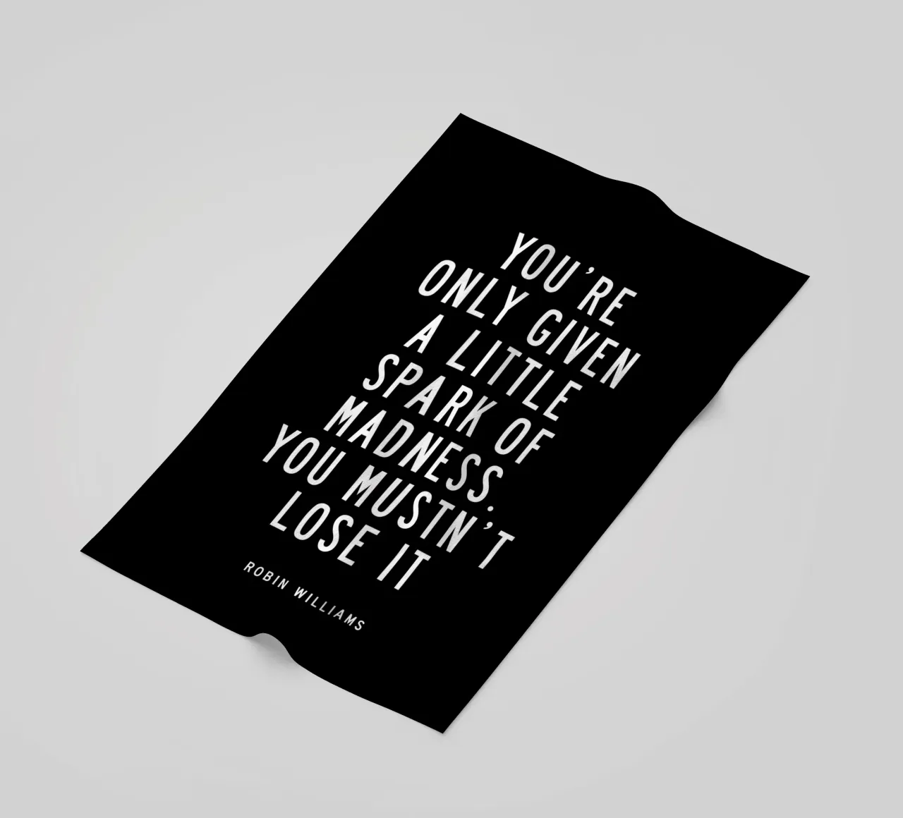 Il ne vous est donné qu'une petite étincelle de folie Typographie serviette de plage de THE MOTIVATED TYPE